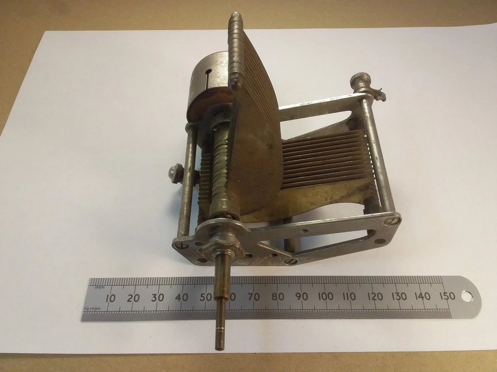 350pF Air-Spaced Radio Tuning Capacitor with 34:1 Reduction Drive, Ormond 0.00035mF