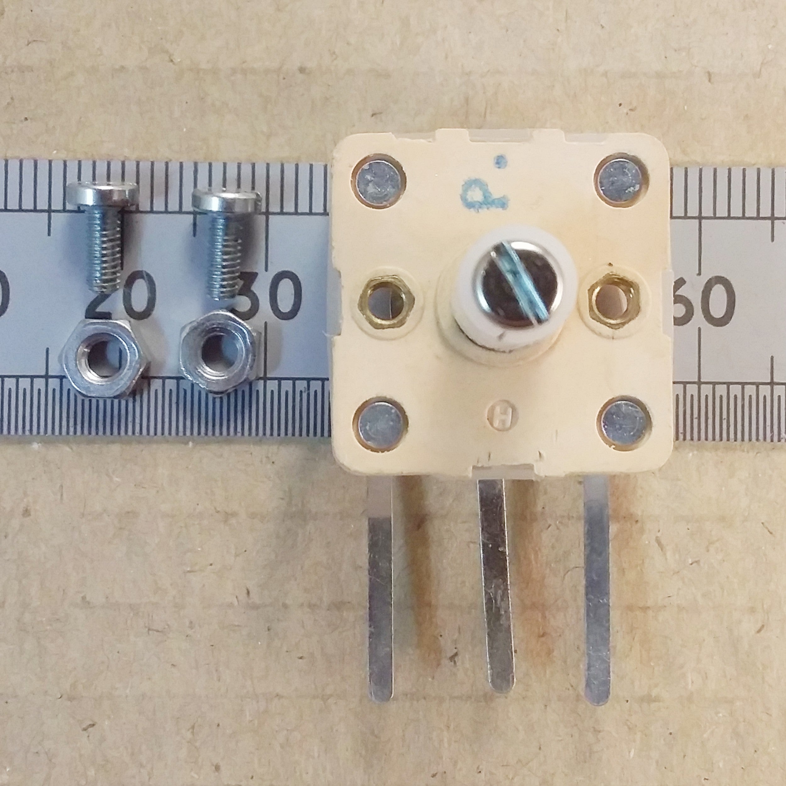 Variable Capacitor Long Shaft 65 145pF With Mounting Screws AM VC SS
