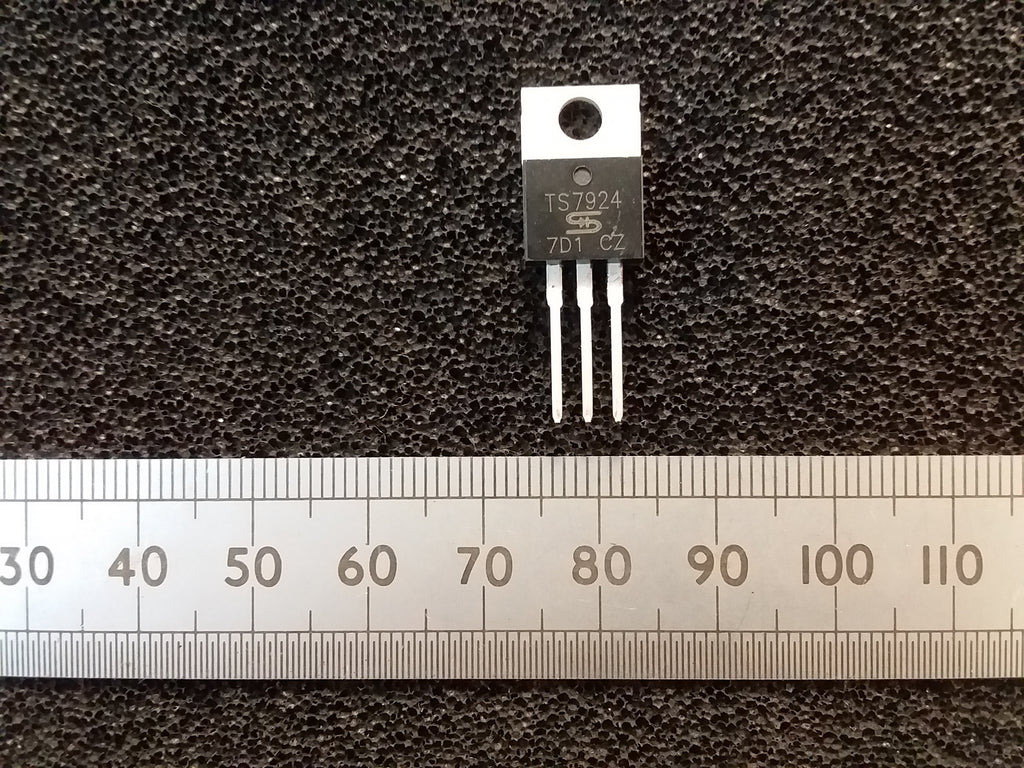 Linear Voltage Regulator IC Three Terminal TO-220 Negative And Positive